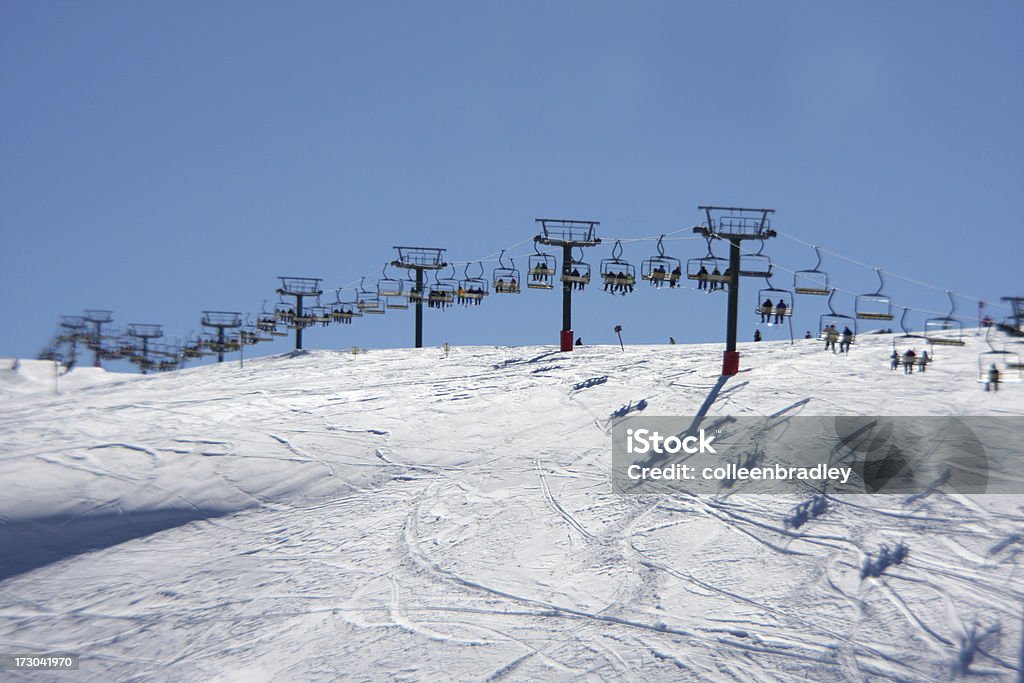 Un ascensor de esquí de las montañas - Foto de stock de Actividad después de esquiar libre de derechos