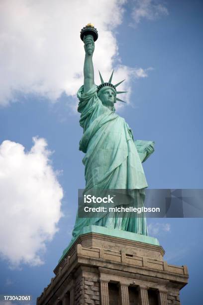 Estatua De La Libertad Foto de stock y más banco de imágenes de Alto - Descripción física - Alto - Descripción física, Antorcha, Arquitectura