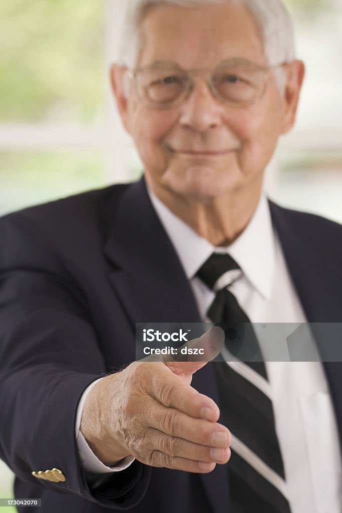Executivo sênior homem com Mãos estendidas a iniciativa de trocar aperto de mãos - Foto de stock de Acordo royalty-free