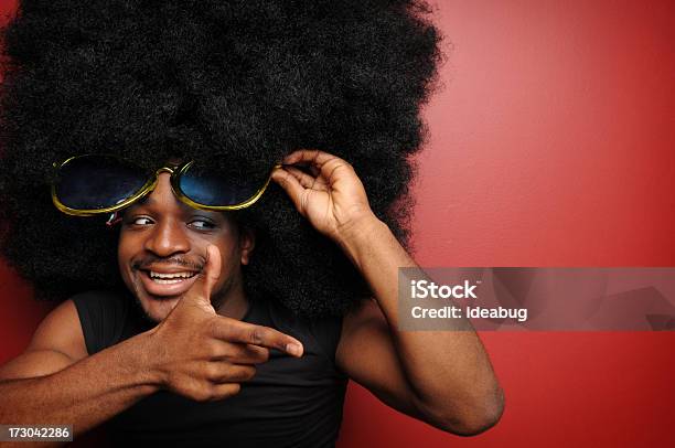 Le Da El Hombre Xl Foto de stock y más banco de imágenes de Grande - Grande, Afro, Hombres