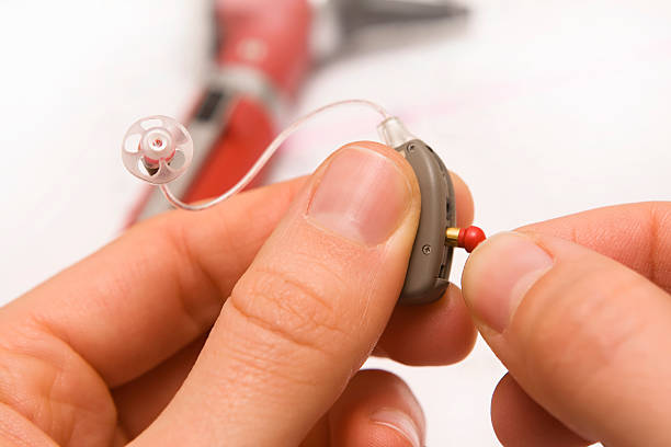 moderno de auditivos - hearing aid audiologist audiology small - fotografias e filmes do acervo