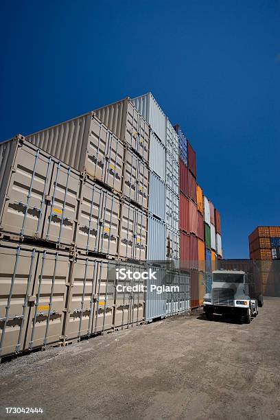 Recipientes Em Um Transporte De Mercadorias Campo - Fotografias de stock e mais imagens de Ao Ar Livre - Ao Ar Livre, Armazém de Distribuição, Camião