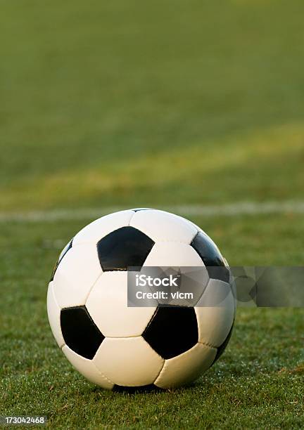 Bola De Futebol Plano Aproximado - Fotografias de stock e mais imagens de Ao Ar Livre - Ao Ar Livre, Bola, Bola de Futebol