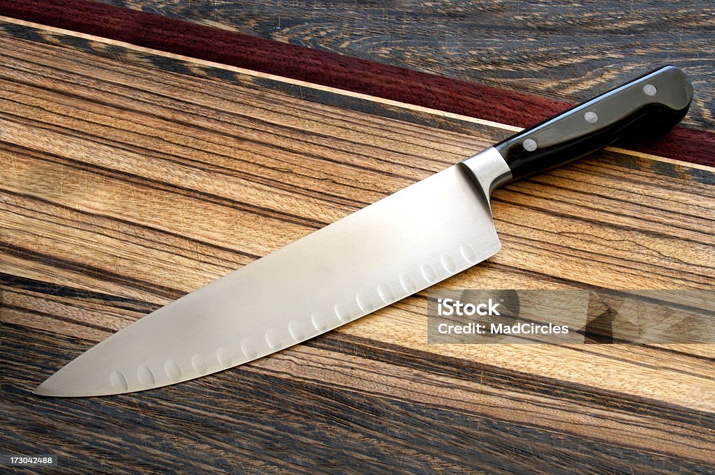 Coltello da cucina in legno in un blocco di taglio. - Foto stock royalty-free di Coltello per bistecca