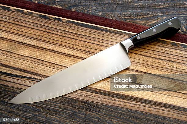 Coltello Da Cucina In Legno In Un Blocco Di Taglio - Fotografie stock e altre immagini di Coltello per bistecca