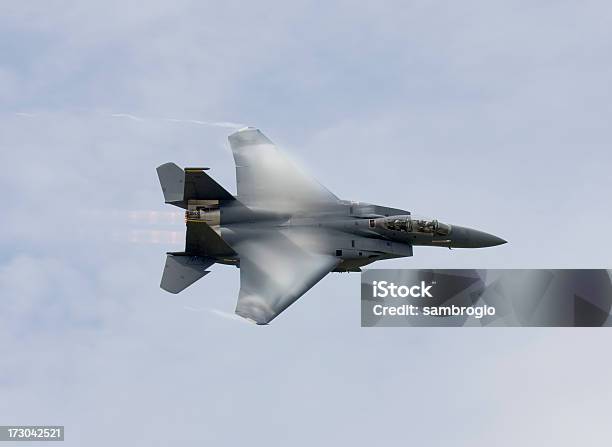 Foto de Rastro De Avião e mais fotos de stock de Avião de Combate - Avião de Combate, Decolar - Atividade, Combate Aéreo