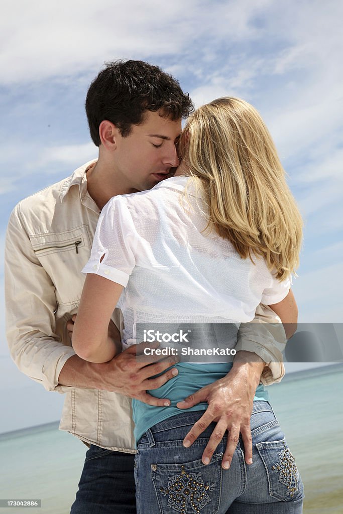 Attrayant couple romantique, embrassant à la plage - Photo de Femmes libre de droits
