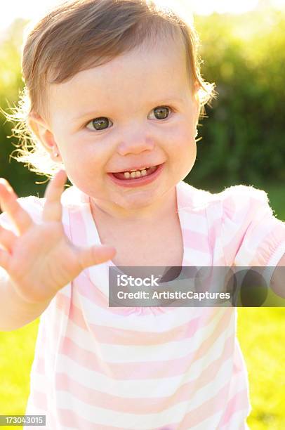 Foto de Menina Feliz Contra O Sol À Noite e mais fotos de stock de 12-17 meses - 12-17 meses, 12-23 meses, Alegria