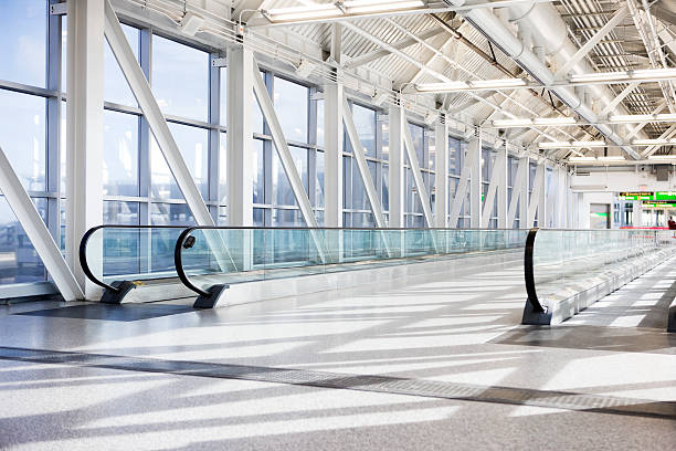 aéroport de tapis roulant avec de grandes fenêtres, la lumière naturelle, vide - high ceiling photos et images de collection