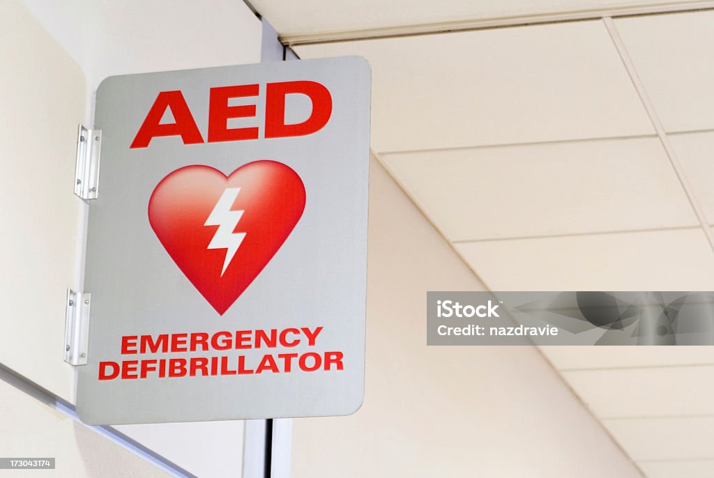 AED Automatische externe Defibrillatoren Notfallschild auf einem an der Wand - Lizenzfrei Automatisierter externer Defibrillator Stock-Foto