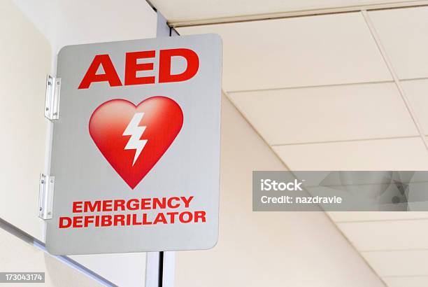 Aed Automatische Externe Defibrillatoren Notfallschild Auf Einem An Der Wand Stockfoto und mehr Bilder von Automatisierter externer Defibrillator