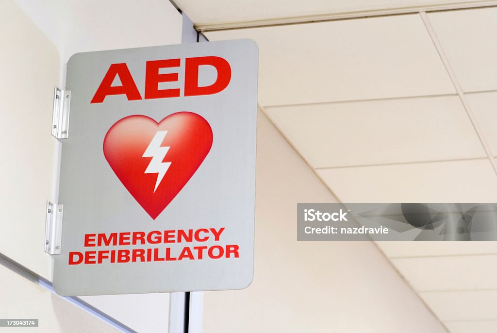 AED (자동 외부 제세동기 긴급 팻말 장착 벽 - 로열티 프리 자동 심장충격기 스톡 사진