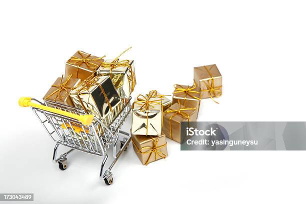Caixa De Presente De Natal Em Carrinho De Compras - Fotografias de stock e mais imagens de Amarelo - Amarelo, Amarrado, Aniversário