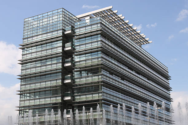 현대적이다 office 빌딩 - clear sky glass façade built structure fountain 뉴스 사진 이미지