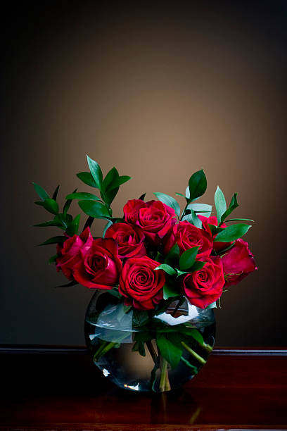 金魚鉢の赤いバラ - dozen roses rose flower arrangement red ストックフォトと画像
