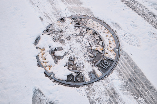 Dangerous manhole that slips on a snowy day