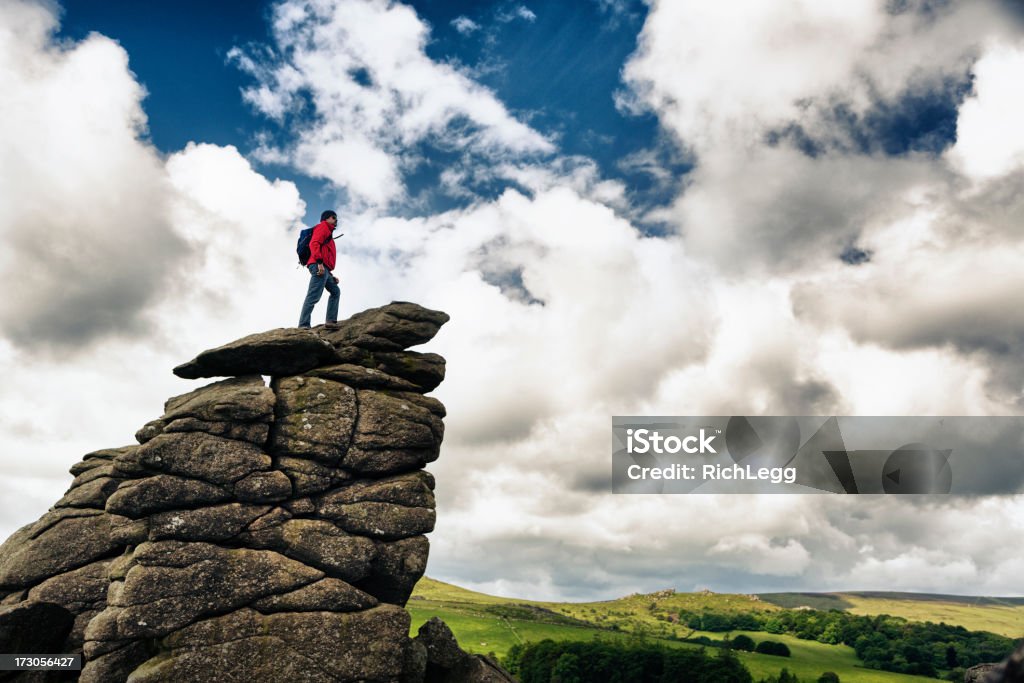 Wanderer auf einen Rock - Lizenzfrei Dartmoor-Nationalpark Stock-Foto