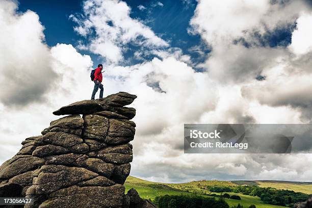 Wanderer Auf Einen Rock Stockfoto und mehr Bilder von Dartmoor-Nationalpark - Dartmoor-Nationalpark, Wandern, Erwachsener über 40