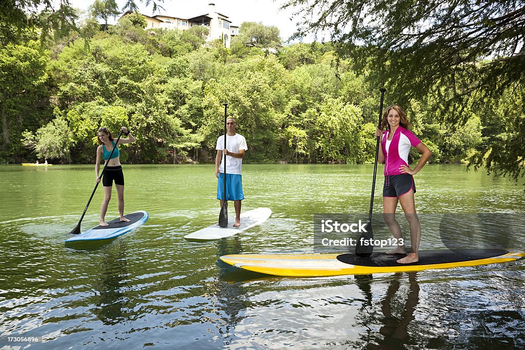 Drei glückliche junge Erwachsene auf paddleboards in Colorado River. - Lizenzfrei Austin - Texas Stock-Foto
