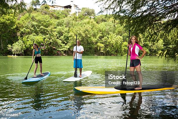 Drei Glückliche Junge Erwachsene Auf Paddleboards In Colorado River Stockfoto und mehr Bilder von Austin - Texas