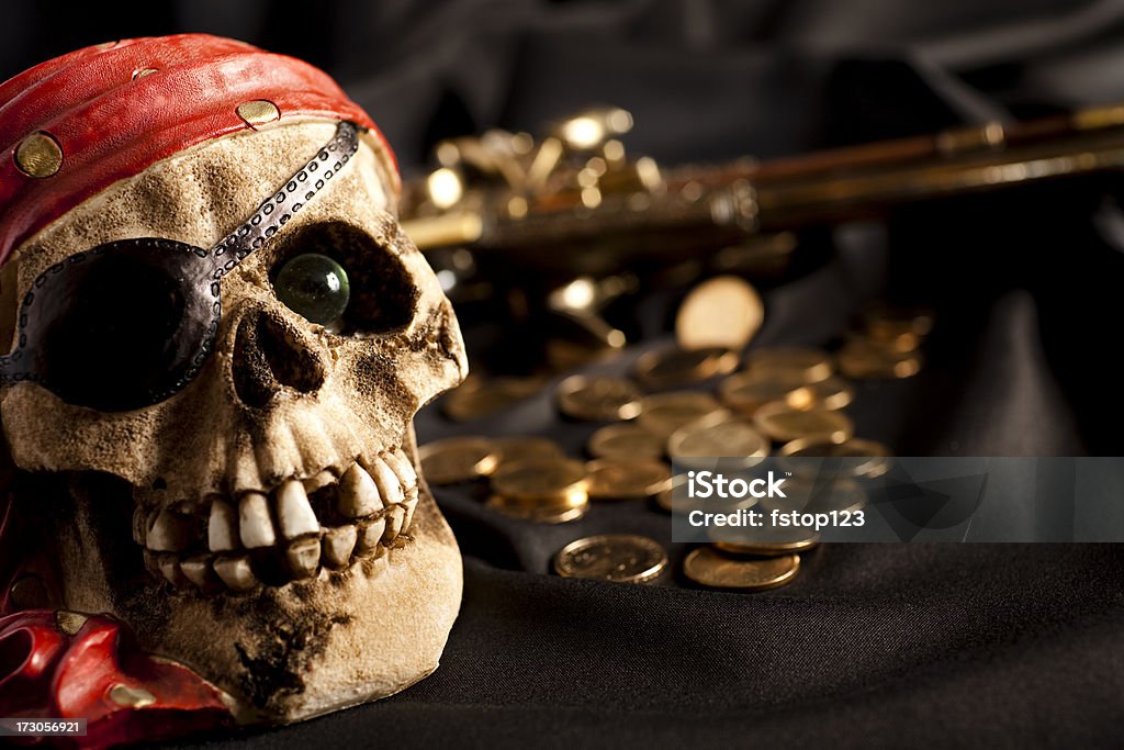 Pirate Skelett mit gold bounty, Münzen, treasure im Hintergrund - Lizenzfrei Piratenaugenklappe Stock-Foto