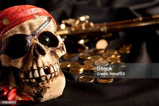 Pirate Esqueleto Con La Abundancia Monedas De Oro El Tesoro En El Fondo Foto de stock y más banco de imágenes de Disfraz de pirata