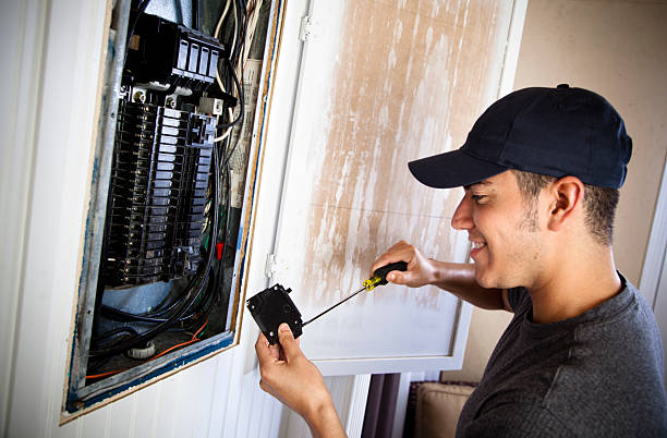 elektryk, konserwator wykonywania prac elektrycznych w wyłącznikami. - men home interior screwdriver cable zdjęcia i obrazy z banku zdjęć