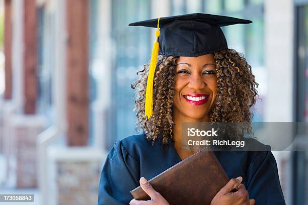 Glücklich Absolventen Stockfoto und mehr Bilder von Akademischer Abschluss - Akademischer Abschluss, Erwachsene Person, Universität