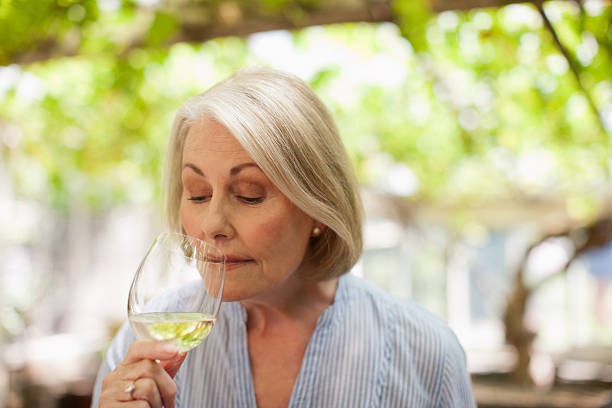 sorridente mulher beber vinho branco - 4622 imagens e fotografias de stock