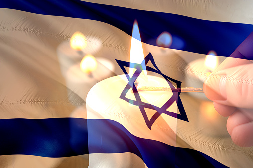 Flagge von Israel und Kerzen im Hintergrund