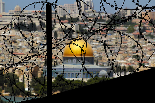 Stacheldraht und Stadt Jerusalem im Hintergrund