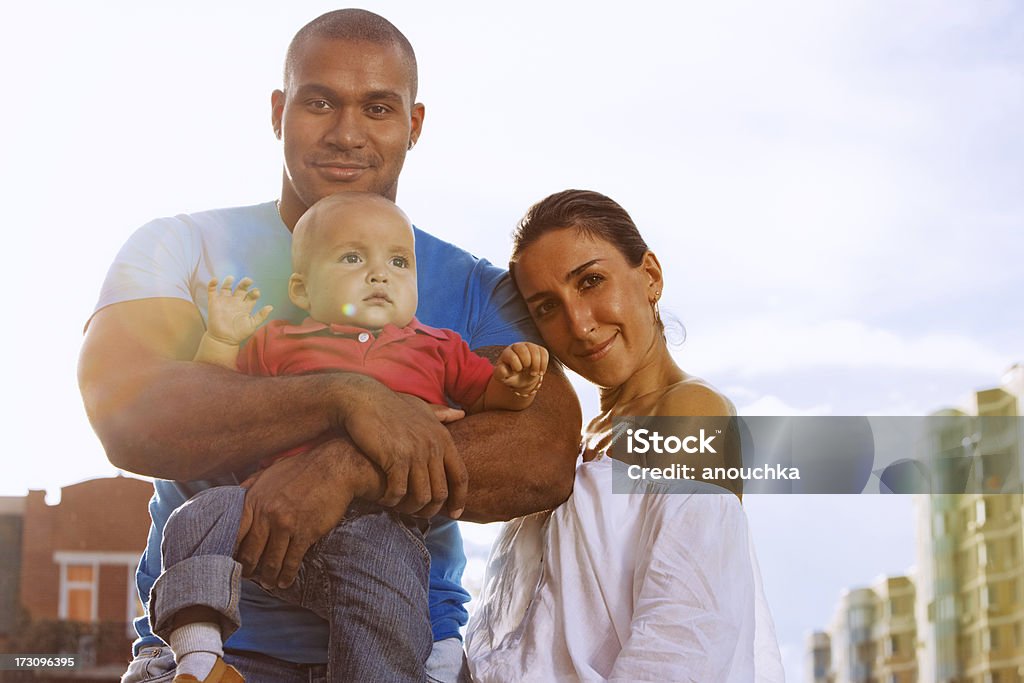 Interracial feliz familia con un hijo mientras disfruta de la ciudad por la noche - Foto de stock de 12-23 meses libre de derechos