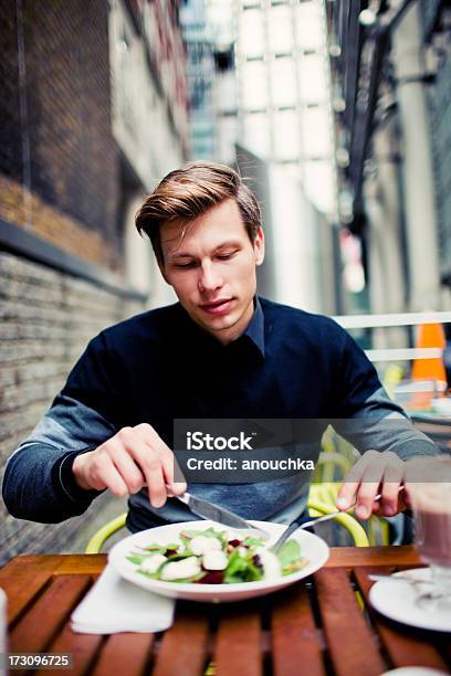 Giovane Uomo Avendo Pranzo Sano In Caffè Allaperto - Fotografie stock e altre immagini di Uomini