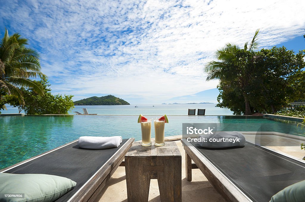 Bar-salon au bord de la piscine avec un cocktail sur la table - Photo de Plage libre de droits