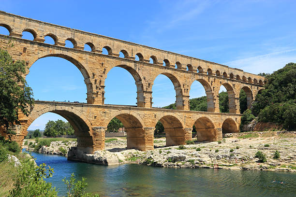 aqueduct pont du gard, france - viaduct stockfoto's en -beelden