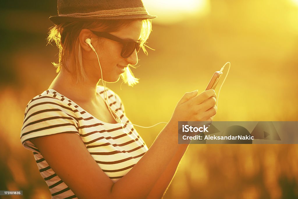 Jovem mulher ouvir música em um telefone inteligente - Foto de stock de Aberto royalty-free