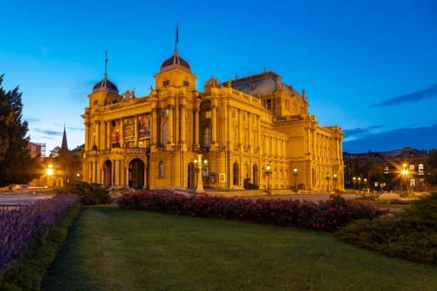 le théâtre national croate néo-baroque de zagreb pendant l’heure bleue - neo baroque photos et images de collection