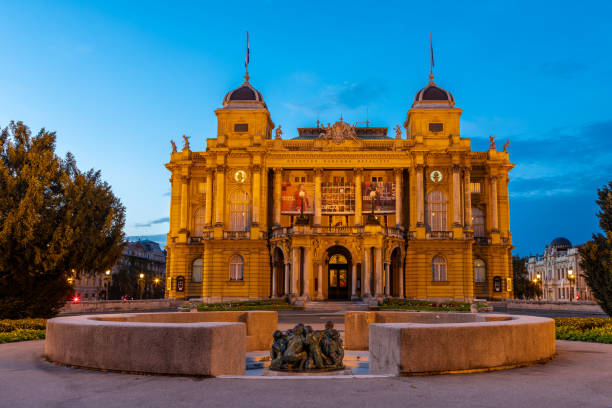 le théâtre national croate néo-baroque de zagreb pendant l’heure bleue - neo baroque photos et images de collection