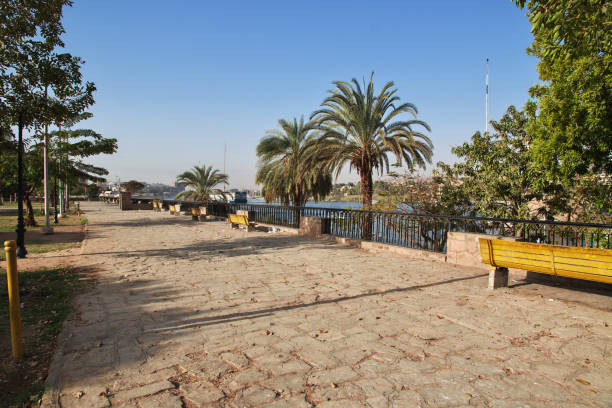 a rua na cidade de aswan no rio nilo, egito, áfrica - lake nasser - fotografias e filmes do acervo