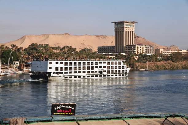 le bateau sur le nil à assouan, en égypte - lake nasser photos et images de collection