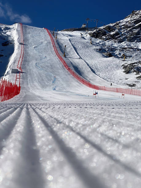 widok z niskiego kąta na stok narciarski na lodowcu soelden, austria jesienią - oetztal alps zdjęcia i obrazy z banku zdjęć