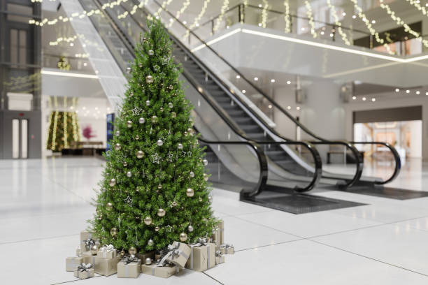 vista de cerca del árbol de navidad y cajas de regalo en el centro comercial con fondo borroso - fashionable party design home decorating fotografías e imágenes de stock