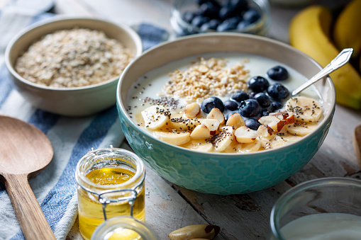 Blueberries, banana slices, oat flakes and yoghurt