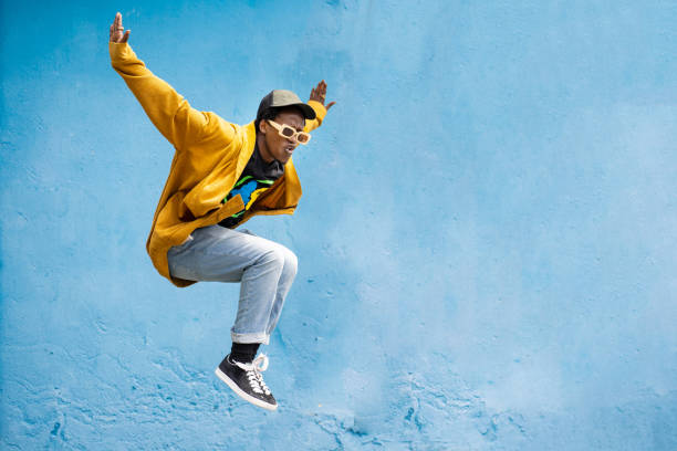 높이 뛰는 도시 아프리카 남자 - dancing dancer hip hop jumping 뉴스 사진 이미지