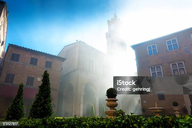 Centro Histórico De Pienza Na Manhã De Nevoeiro - Fotografias de stock e mais imagens de Aldeia - Aldeia, Antigo, Ao Ar Livre