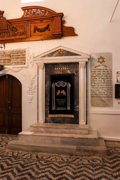 arca della torah che ospita i rotoli della torah nella sinagoga kahal shalom (sinagoga della sacra congregazione della pace) - torah ark foto e immagini stock