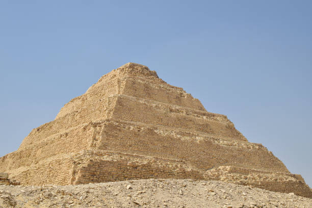 la vue de la pyramide à degrés de djéser - saqqara egypt pyramid shape pyramid photos et images de collection