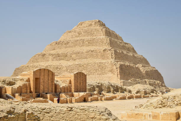 le paysage de la pyramide à degrés à saqqarah, en égypte - saqqara egypt pyramid shape pyramid photos et images de collection
