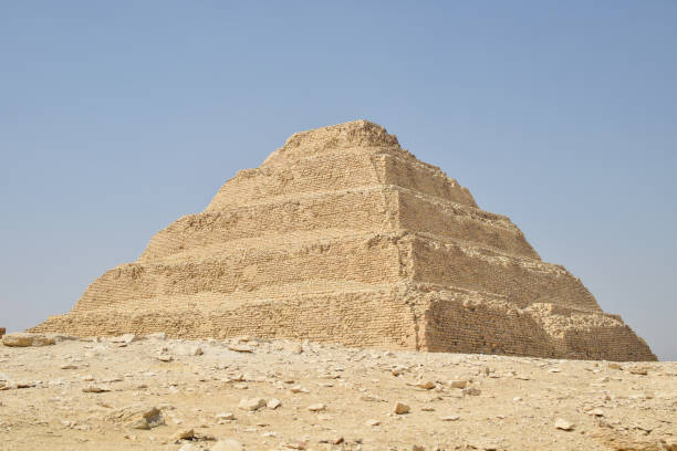 la pyramide de djéser à saqqarah, en égypte - saqqara egypt pyramid shape pyramid photos et images de collection