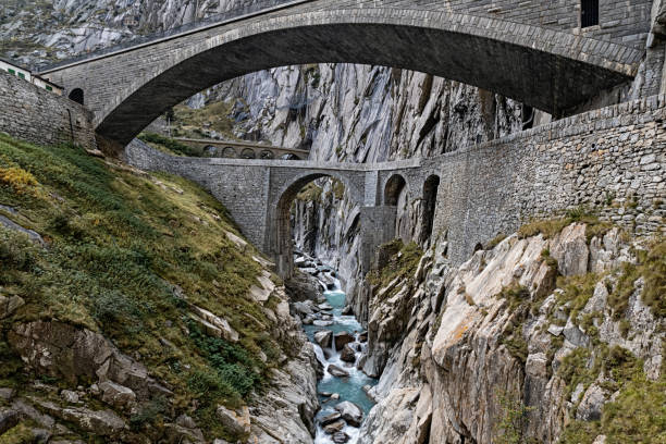 мост дьявола (teufelsbrucke) через ущелье шолленен (schollenenschlucht) в андерматте, швейцария - ravine canyon stream sparse стоковые фото и изображения
